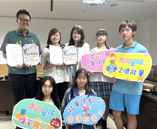 異人館餐飲業者加入推廣布可星球閱讀行列，高中以下學生到台南任一門市用餐，只要出示布可星球能量證明，就能依能量等級獲得不同點心、小品獎勵。（曹婷婷攝）