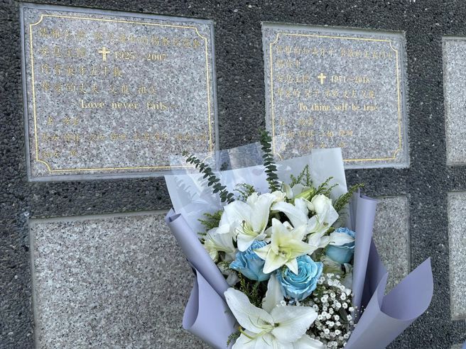 陈以真在杨伟中的墓碑前放一束花。（图／陈以真脸书）