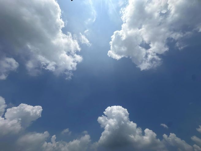 陈以真拍下天空。（图／陈以真脸书）