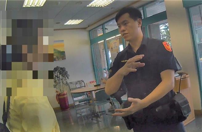 女子誤入網戀詐騙陷阱，所幸銀行員攜手警方攔阻，避免她將銀行帳戶供詐騙集團匯款洗錢。（民眾提供／楊靜茹南投傳真）