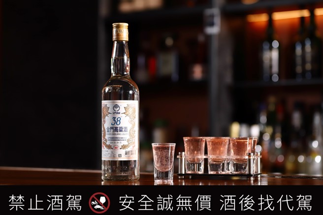 三藩市酒吧創辦人Brandon調製「金高來一Shot Kinmen Shot」。(圖/金門酒廠實業股份有限公司提供)