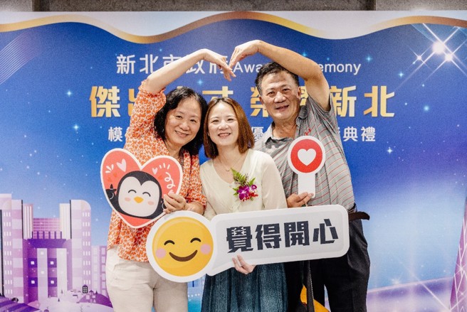 新北市都市更新处更新事业科邓涵瑛科长，荣获113年模范公务人员，并表示现在审议朝向明确化，正在逐步精进，希望能不受限于原来的法令，所以推出防灾都更，希望让各种不同样态的案件，都能在都更中被解决。（图/新北都更处提供）