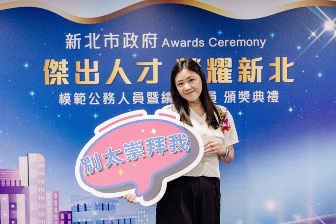 新北市都市更新处更新事业科陈玫均股长，荣获113年绩优人员，并表示推行580专案，由民转公的方式，民眾若有都更的意愿可以跟住都中心申请。（图/新北都更处提供）