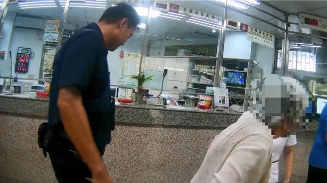 老婦接獲投資互助會詐騙電話，到郵局要匯出45萬元，被郵局與警方人員合力勸阻。（警方提供／郭良傑高雄傳真）