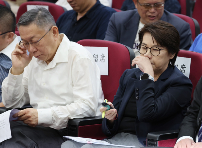 眾党29日举行「柯文哲总统大选政治献金外界疑义 一次澄清」记者会，党主席柯文哲与时任竞总总干事的立委黄珊珊神色凝重。（姚志平摄）