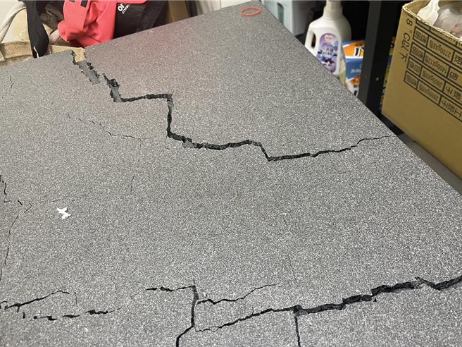 高雄張姓民眾在2020年11月於知名家具品牌「詩肯柚木」購買1張強化玻璃石板桌，卻在今年8月25日突然無故破裂。（張姓民眾提供／洪浩軒高雄傳真）