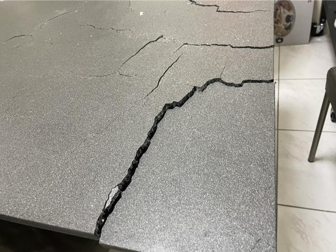 高雄張姓民眾在2020年11月於知名家具品牌「詩肯柚木」購買1張強化玻璃石板桌，卻在今年8月25日突然無故破裂。（張姓民眾提供／洪浩軒高雄傳真）