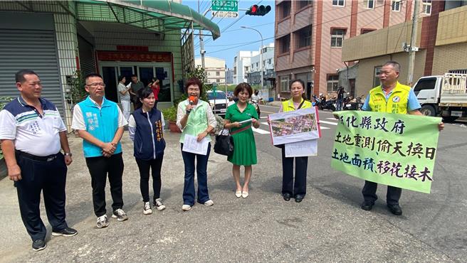 立委陳素月（左四）接獲線西鄉民代表陳晏玲（左三）、線西村村長王榮銓（左一）及地主陳情後，今天與線西鄉長蘇韋峻（左二）到場會勘。（孫英哲攝）