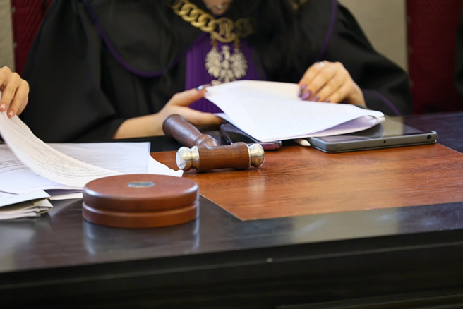 美國一名男子在2015年犯下竊盜案而被捕，法庭上認出法官是自己的老同學，瞬間抱頭痛哭，未料9年過去他又因相同罪名被捕。（示意圖：Shutterstock／達志）