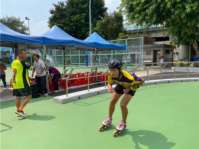 板桥区公所将公园内旧有人工草坪区重新规画为直排轮溜冰场，安全友善的运动环境让现场练习的民眾有感。（板桥区公所提供）
