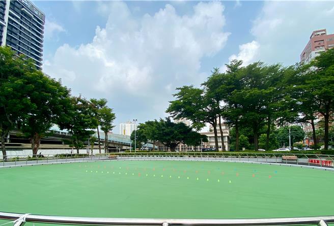板桥区华江公园直排轮溜冰场日前完工启用，全新直排轮溜冰场完工后，民眾多了运动新选择。（板桥区公所提供）