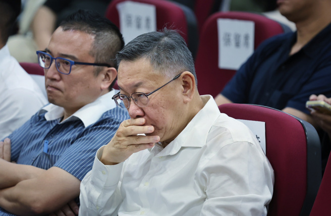 民眾党29日举行「柯文哲总统大选政治献金外界疑义 一次澄清」记者会，党主席柯文哲神色凝重。（姚志平摄）