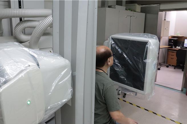 曾姓阿公多次因喝水及吃飯嗆到，引發吸入性肺炎而住院治療，經醫院螢光吞嚥攝影檢查，發現阿公咽部力量不足，圖為螢光吞嚥攝影示意圖。（彰化醫院提供／葉靜美彰化傳真）