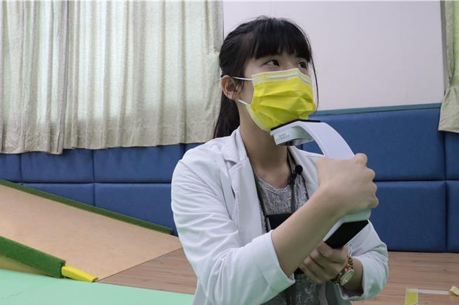 彰化醫院語言治療師顏婧縈表示，造成嗆咳的原因，很多是因為吞嚥障礙，如果改善吞嚥能力，就能減少嗆咳的發生。（彰化醫院提供／葉靜美彰化傳真）