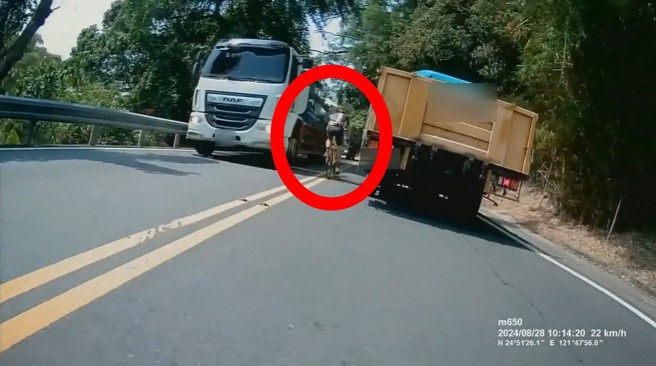 單車騎士單車髮夾彎逆向超越砂石車，還險遭雙向大貨車夾擊，真是險象環生。（圖／翻攝爆料公社）