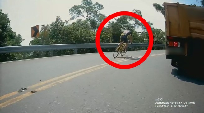單車騎士單車髮夾彎逆向超越砂石車，還險遭雙向大貨車夾擊，真是險象環生。（圖／翻攝爆料公社）