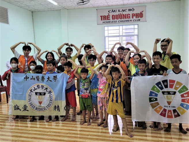 中山医大与越南芹苴医药大学合作推动国际志工，服务当地弱势儿童。（照片/中山医药大学提供）