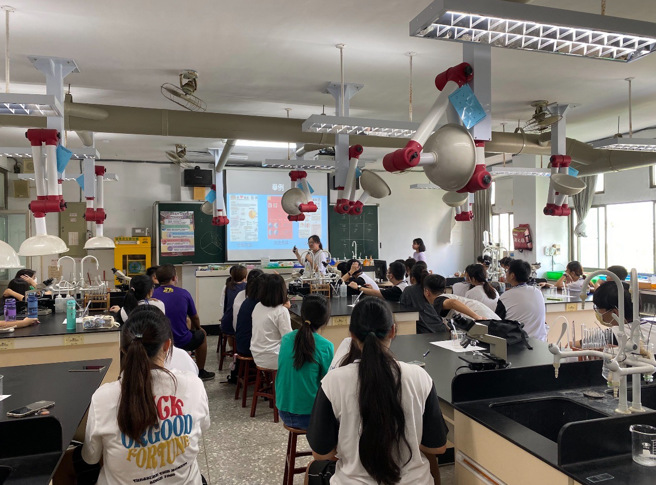 科学暨医学STEAM探究营带领高中生练习思考与寻找解决方案。（照片/中山医药大学提供）