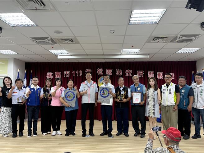 桃園市平鎮區新榮里守望相助隊獲內政部評選為2024年全國治安標準標竿社區，平鎮區新榮里守望相助隊獲得4次內政部評選治安績優示範社區、全國標竿社區，桃園市市長張善政29日出席社區治安研習觀摩活動，肯定每位守望相助隊、義警、民防等協勤民力。（廖姮玥攝）