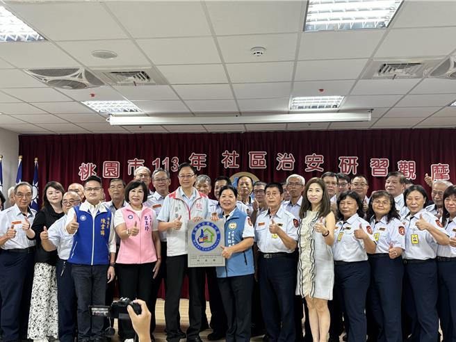 桃園市平鎮區新榮里守望相助隊獲內政部評選為2024年全國治安標準標竿社區，平鎮區新榮里守望相助隊獲得4次內政部評選治安績優示範社區、全國標竿社區，桃園市市長張善政29日出席社區治安研習觀摩活動，肯定每位守望相助隊、義警、民防等協勤民力。（廖姮玥攝）