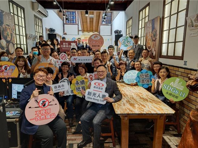 嘉义市政府与民间金融、在地店家合作，鼓励自备环保提袋容器购物可获奖励金。（廖素慧摄）