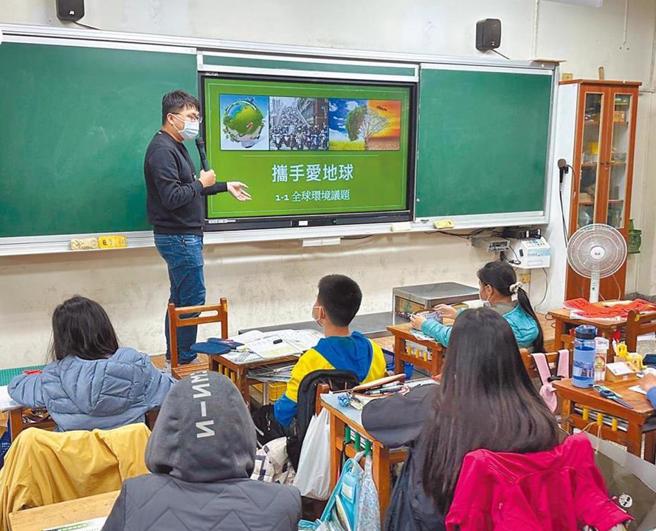 時值開學季，中小學積極徵聘代理教師，卻遇到人力不足的難題。圖為教師上課示意圖 。（本報資料照）