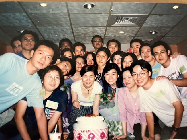 张清芳晒出30年前的照片，希望能得知合影粉丝的近况。（图／张清芳 Stella脸书）