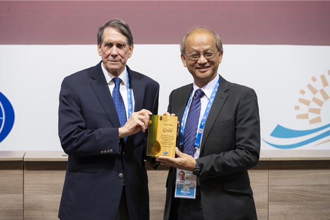 工研院近年推動漁電共生環社檢核，榮獲2024國際 APEC ESCI「智慧就業和消費者」優良案例評選金獎，左為評審團主席Dr. Cary BLOYD ，Senior Advisor（工研院提供／邱立雅竹縣傳真）