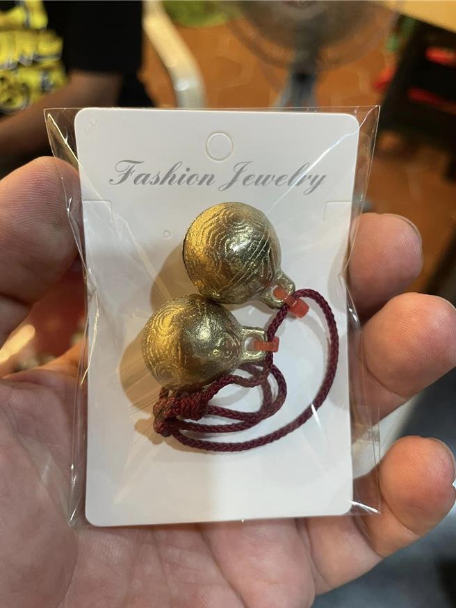 台南市北區縣城隍廟9月7日舉辦夜巡抓鬼，廟方先推出鈴噹手環「鬼驚鈴」。（翻攝自全台首邑縣城隍廟臉書粉專／程炳璋台南傳真）