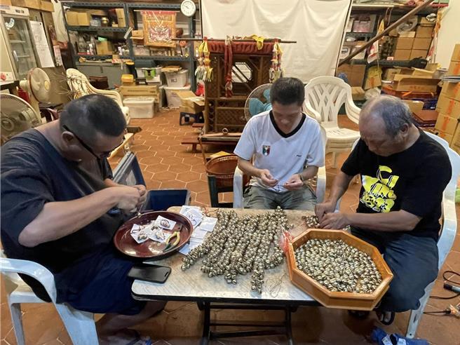 台南市北區縣城隍廟推出鈴噹手環「鬼驚鈴」。（擷自全台首邑縣城隍廟臉書粉專／程炳璋台南傳真）