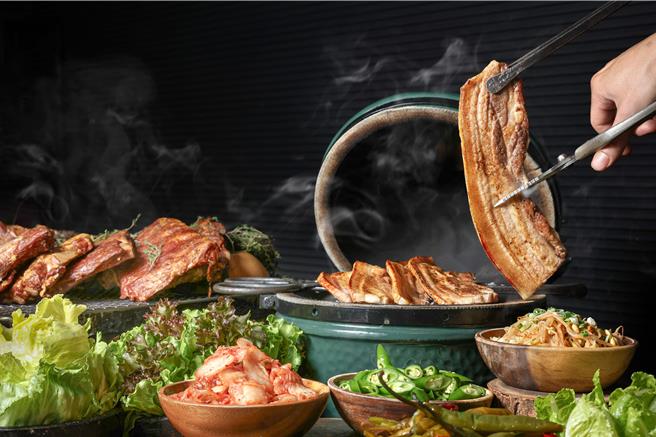 「中秋大烤宴」主打異國烤肉美饌吃到飽，餐檯上端出以大火直烤的韓式現切豬五花搭配各式韓式佐料、小點。(台北晶華酒店提供)