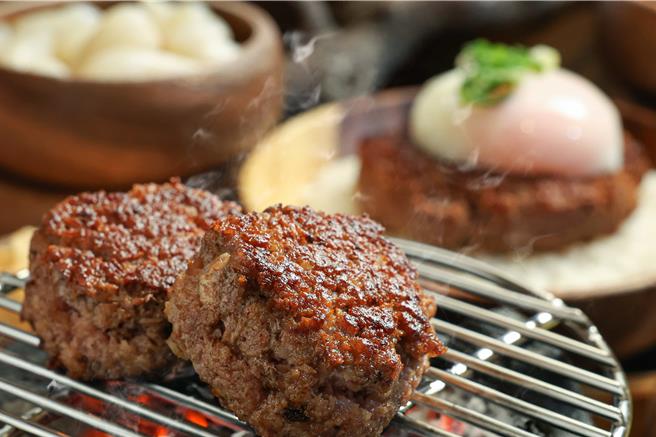 「中秋大烤宴」主廚特別推出手作日式和牛漢堡排，搭配香氣馥郁的紅酒松露醬以及Q彈的越光米、半熟溫泉蛋一同享用。(台北晶華酒店提供)