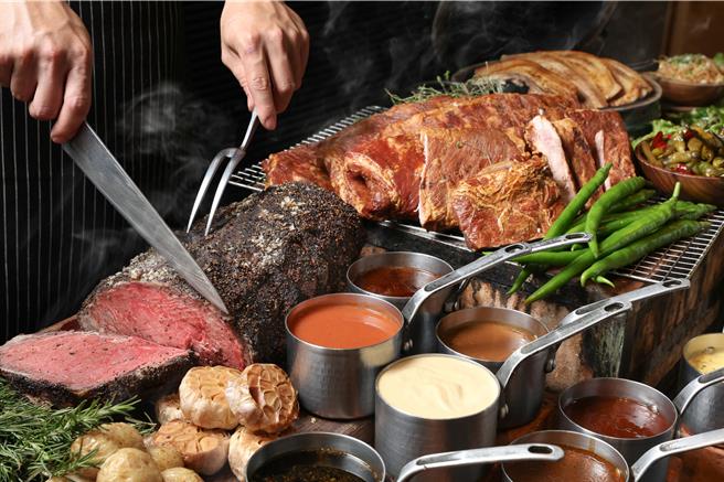 美式炭烤區可爽吃外酥內嫩的厚切冠軍爐烤牛排搭配9款風味烤肉醬，為經典「美」味增添多元變化。(台北晶華酒店提供)