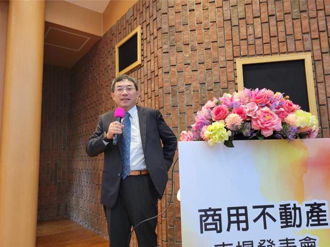 国立屏东大学不动产经营学系教授杨宗宪29日指出，房市2024年将呈「价扬量稳」，2025年则「价量续扬」，至于2027年以后的长期走势，则要观察刚性需求是否急速衰退。图／顏瑞田