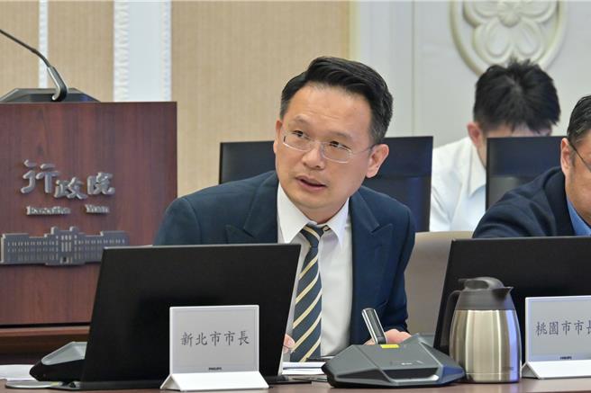 桃園市副市長蘇俊賓29日赴行政院會，以桃園率先推動產後憂鬱諮商為例，點出區域性的資源不均是一大挑戰，尤其產後憂鬱諮商、中年轉職、移工適應、以及青少年心理輔導4大領域，亟需中央協助彌補缺口。(市府提供／蔡依珍桃園傳真)