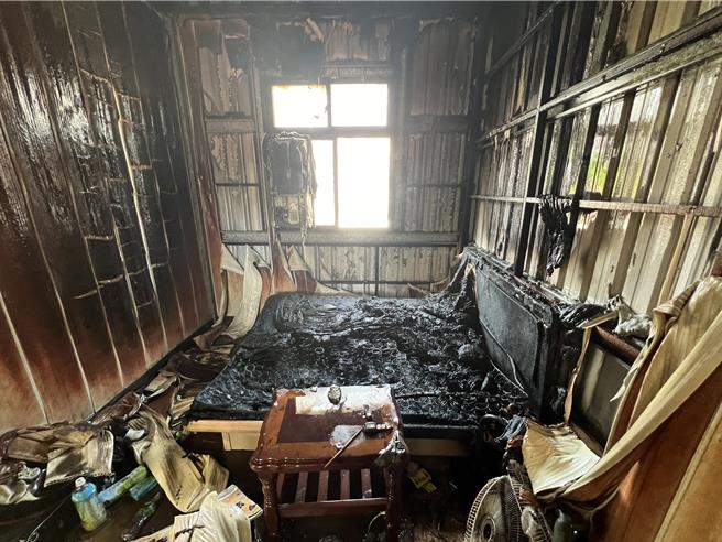 金门县金城镇民族路巷弄内的一间民宅2楼加盖之铁皮屋卧室今日下午不明原因突起火燃烧，火势迅速在警消人车到达后5分钟内控制、扑灭，燃烧面积约3平方公尺，未酿伤亡。(图／金门县消防局提供)