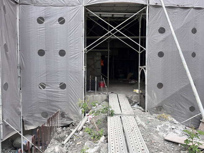 五股区新城八路上的新建工地，下午发生工安意外，工人从鹰架坠落，送医抢救中。（图／翻摄画面）