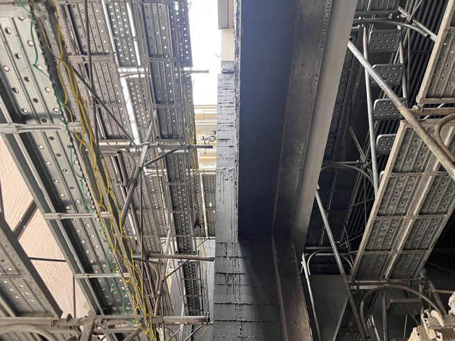 五股区新城八路上的新建工地，下午发生工安意外，工人从鹰架坠落，送医抢救中。（图／翻摄画面）