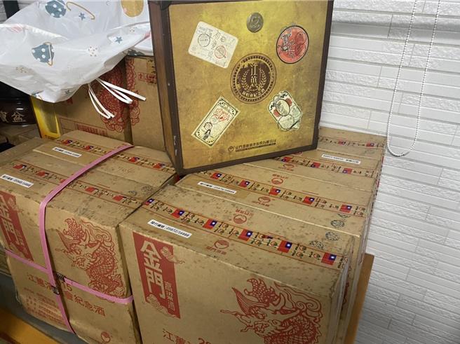 台南市丁姓民眾不仅是江蕙粉丝，也爱收藏好酒，2015年在江蕙封麦时购买数箱纪念酒收藏，都未开箱。（读者提供／程炳璋台南传真）