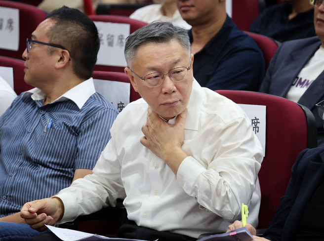 民眾黨29日舉行「柯文哲總統大選政治獻金外界疑義 一次澄清」記者會，黨主席柯文哲神色凝重。（姚志平攝）