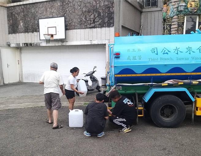 宝山乡大雅路二段发生自来水管破管停水抢修，导致邻近社区上千住户停水，復水后仍有部分住户无水可用。（台水公司提供／邱立雅竹县传真）