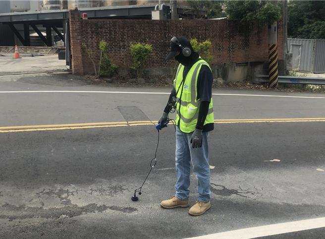 宝山乡大雅路二段自来水破管停水抢修后，仍有部分住户无水可用，台水公司派员持续执行检漏作业。（台水公司提供／邱立雅竹县传真）
