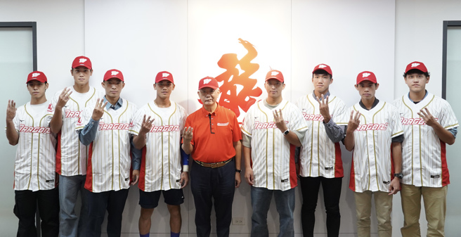 味全龙宣布与2024年季中选秀会8位球员完成签约。（味全龙提供）