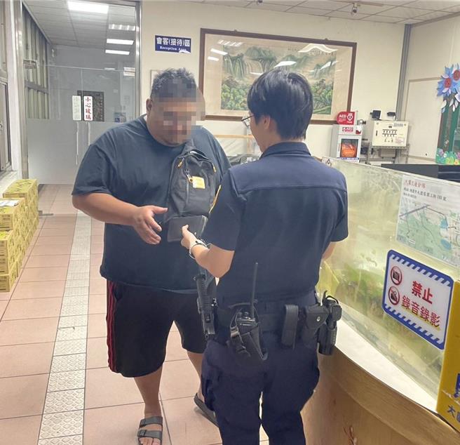 民眾半夜拾获钱包，钱包内仅有8000元、1枚护身符及1张电话卡，却没有证件或金融卡可辨识身分，桃园市大园区大园派出所，值班警员林怡涓凭1张发票，10 分钟内找到钱包失主为35岁徐姓男子。徐男大讚警方的高效率。（警方提供／廖姮玥桃园传真）