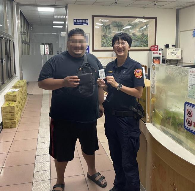 民眾半夜拾获钱包，钱包内仅有8000元、1枚护身符及1张电话卡，却没有证件或金融卡可辨识身分，桃园市大园区大园派出所，值班警员林怡涓凭1张发票，10 分钟内找到钱包失主为35岁徐姓男子。徐男大讚警方的高效率。（警方提供／廖姮玥桃园传真）