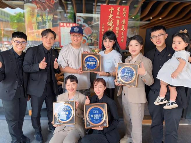 今年「十大烧烤店家」得主屋马烧肉文心店，主打大份量的烧肉套餐，还有无限供应的壶装鸡汤。图／业者提供