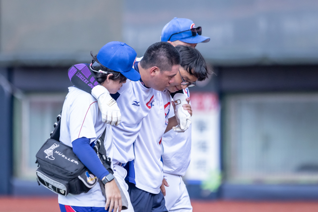 U18亚青中华队重炮手张赵纮（左二）在与U23中华队练习赛中被触身球打中左侧肋骨提前退场。（中华棒协提供）