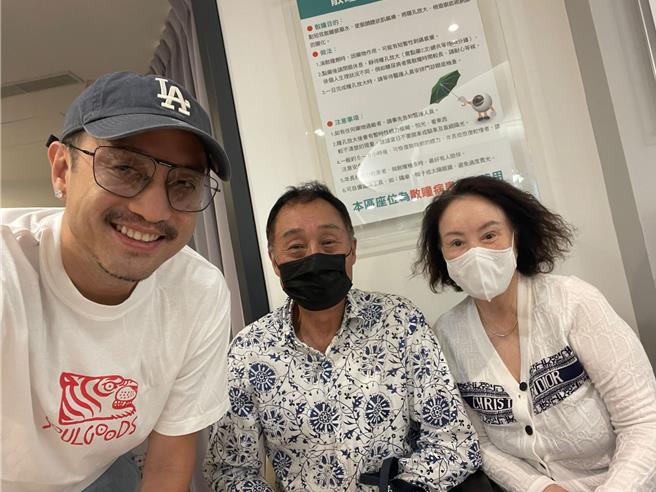 韓湘琴（右起）感謝老公唐威、唐志中的陪伴。（韓湘琴提供）