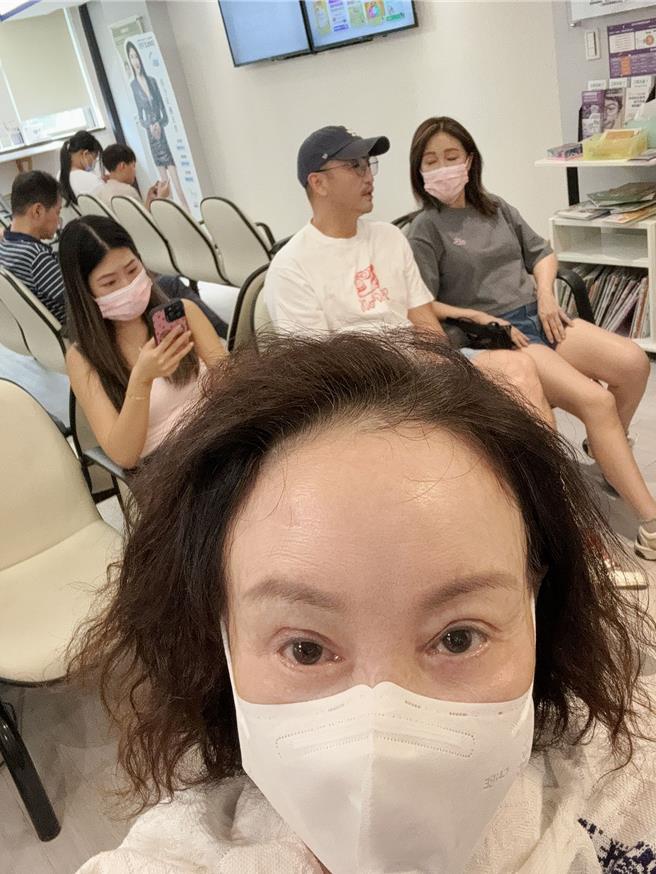 全家人都陪韓湘琴（前）看診、手術及回診。（韓湘琴提供）