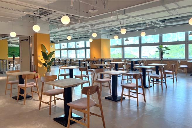 Global Mall新左营车站「美味食堂」以暖色木质元素及植栽绿意，打造全新明亮质感空间。（Global Mall提供／朱世凯台北传真）